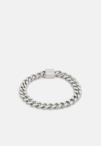 Bracciale in argento con maglie testurizzate e chiusura rettangolare, con una finitura lucida e design geometrico.