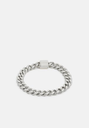 Bracciale in argento con maglie testurizzate e chiusura rettangolare, con una finitura lucida e design geometrico.