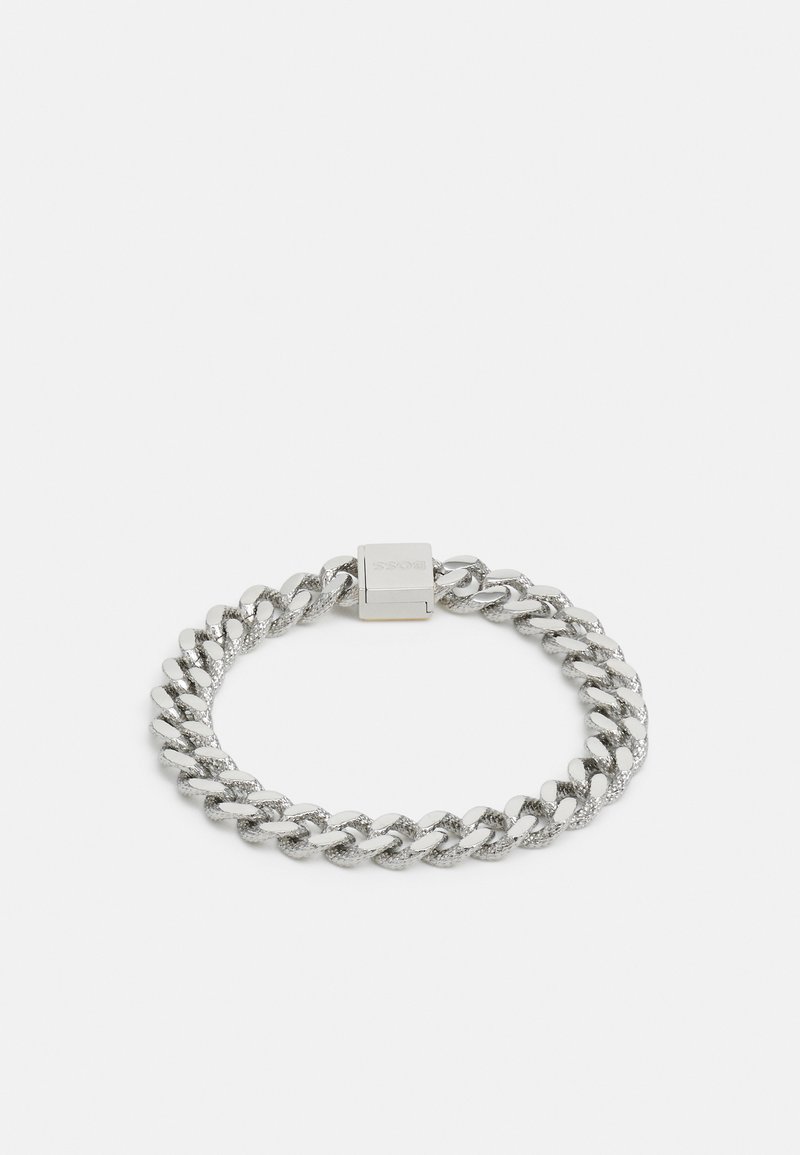 Bracciale in argento con maglie testurizzate e chiusura rettangolare, con una finitura lucida e design geometrico.