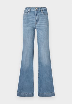 Jeans acampanados de color azul claro, hechos de denim, con cintura alta, bolsillos frontales y un dobladillo con un ligero desgarro para texturizar.