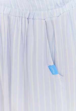 Svetlo modrá pruhovaná látka s textúrovaným pocitom, s elastickým pásom a malou modrou nášivkou na vrecku.