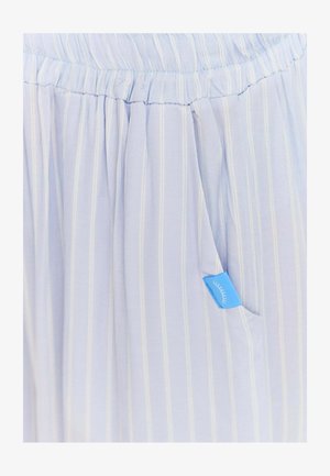 Světlá modrá pruhovaná tkanina s texturovaným pocitem, která má elastický pas a malou modrou nášivku na kapse.