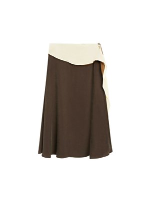 Brauner Midirock mit hoher Taille und cremefarbenem asymmetrischem Drapé-Overlay auf einer Seite.