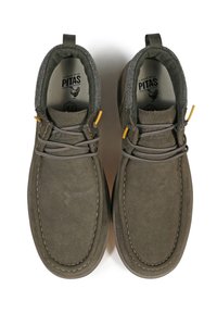 Zapatos de ante gris con un diseño bordado, que cuentan con un cuello texturizado gris, acentos amarillos en los cordones y una suela de goma. Talla 42.