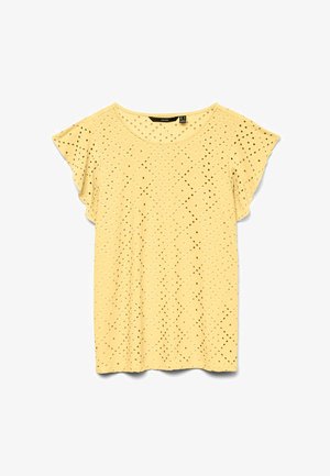 Blusa de manga corta color amarillo claro con patrón de rombos troquelados y mangas con volantes, escote redondo y tela ligera.