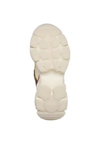 Semelle d'une basket beige clair présentant une épaisse semelle extérieure à motif avec des formes géométriques en relief et un talon arrondi.