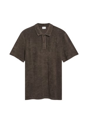 Bruine polo met korte mouwen van een gestructureerde stof en een knoopsluiting met twee knopen, afgebeeld op een witte achtergrond.
