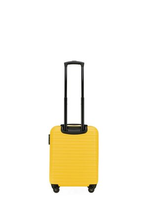 Hartschalen-Koffer in Gelb mit strukturierten Rillen, ausziehbarem schwarzen Griff und vier Rädern für Mobilität. Kompaktes Design für Reisen.