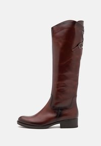 Botas de cuero marrón hasta la rodilla con una parte superior curvada y un pequeño acento de correa. Textura suave y un tacón bajo de bloque.