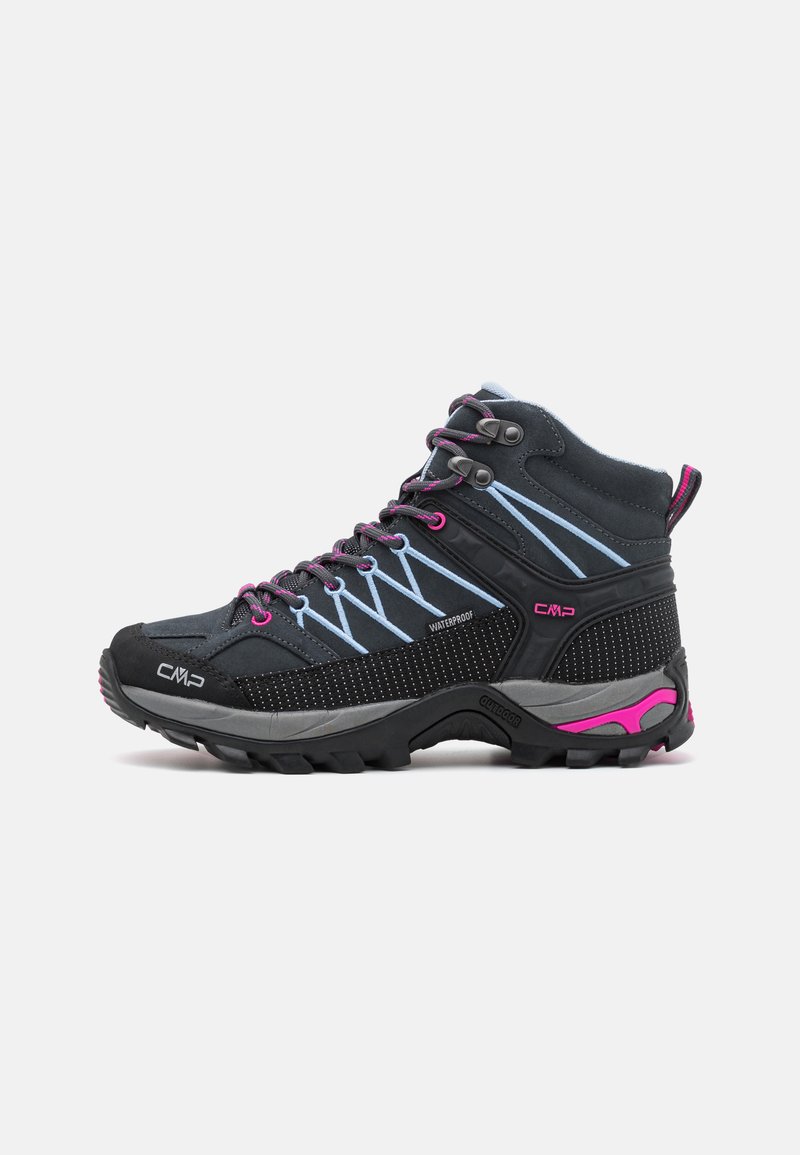 Scarpe da trekking impermeabili con tomaia nera e grigia, accenti rosa e dettagli blu. Presentano una suola in gomma resistente e un tallone rinforzato.