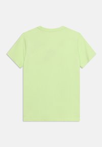 Ανοιχτό πράσινο κοντομάνικο T-shirt απλωμένο επίπεδα, που δείχνει την πίσω πλευρά με στρογγυλή λαιμόκοψη σε λευκό φόντο.