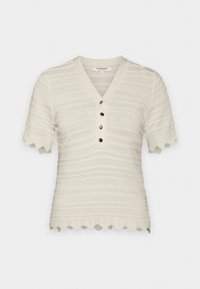 Krémový top s krátkými rukávy a výstřihem do V, s proužkovaným texturovaným vzorem, třemi ozdobnými knoflíky a vlnitým lemem. Vyrobený z měkkého pleteného materiálu.