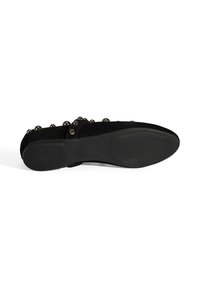 Schwarze Wildleder Ballerinas mit runder Zehenpartie, glatter Textur, verziert mit metallischen Perlenakzenten entlang des Obermaterials und einer robusten Gummisohle.