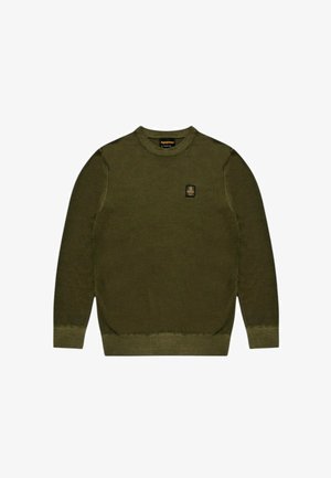 Maglione verde oliva in morbido tessuto lavorato a maglia, con scollo rotondo e polsini a coste. Un piccolo patch logo quadrato è presente sul petto.