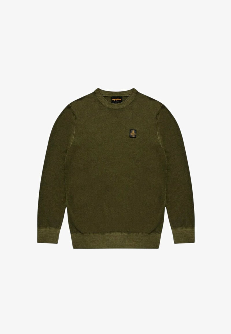 Maglione verde oliva in morbido tessuto lavorato a maglia, con scollo rotondo e polsini a coste. Un piccolo patch logo quadrato è presente sul petto.