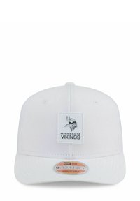 Weißes verstellbares Cap mit dem Minnesota Vikings-Logo in Grau auf einem quadratischen Patch. Mit flachem Schirm und strukturiertem Stoff.