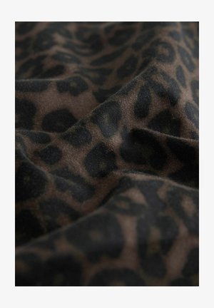 Material cu imprimeu de leopard, prezentând puncte de culoare maro închis pe un fundal negru, cu o textură moale și un finisaj subtil lucios.