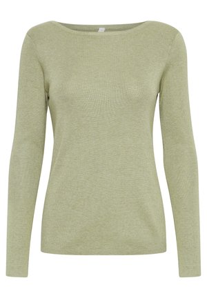 Suéter de manga larga verde claro con escote barco, textura acanalada y silueta ajustada. Tejido suave sin patrones ni elementos metálicos visibles.
