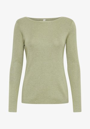 Suéter de manga larga verde claro con escote barco, textura acanalada y silueta ajustada. Tejido suave sin patrones ni elementos metálicos visibles.