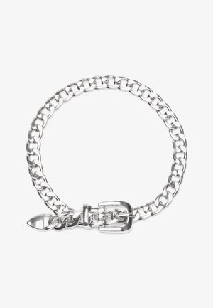 Pulseira de corrente em metal prateado com um design de elos grandes e fecho de fivela para um ajuste seguro. Textura suave com acabamento brilhante.