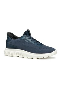 Baskets de sport bleu marine avec tige en mesh, fermeture à lacets et col rembourré. Équipées d'une semelle blanche à textures ondulées pour un amorti.