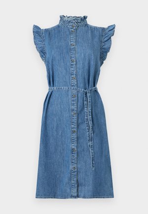 Robe en denim avec col haut, manches à volants, boutonnage sur le devant, taille cintrée, et longueur au genou en bleu clair. Tissu texturé et décontracté.