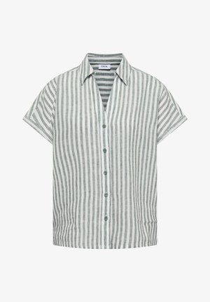 Frau trägt ein grün-weiß vertikal gestreiftes Hemd mit Kragen und Knöpfen, gezeigt vom Kinn bis zur Mitte des Oberkörpers vor hellem Hintergrund.