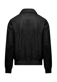 Giacca bomber nera in pelle con una texture liscia, colletto, polsini e vita a coste. Presenta dettagli delle cuciture e tasche laterali.
