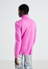 ONLY ONLIBI LONG SLIT ROLLNECK - Strickpullover - super pink