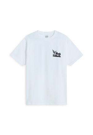 Wit T-shirt met korte mouwen met de tekst Black Sabbath en een afbeelding van een gevleugelde engel op de linker borst, weergegeven op een witte achtergrond.