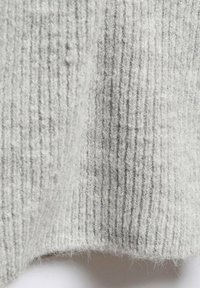 Hellegrau gestrickter Stoff mit gerippter Textur, mit weichen Fasern und einem subtilen Glanz. Das Material wirkt warm und gemütlich.