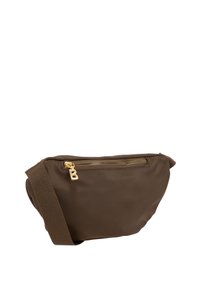 Bruine nylon heuptas met een brede, verstelbare strap, voorzien van een voorzak met rits en een gouden ritsen trekker met een logo-detail.