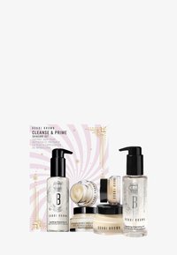 Bobbi Brown Cleanse & Prime hudpleiesett med klare flasker, en gull-accentert krukke og en dekorativ boks med et pastellmønstret virvel.