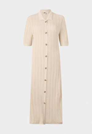 Robe en tricot beige avec un col, des manches courtes et une fermeture à boutons sur le devant. Présente un motif texturé et une coupe longue et décontractée.