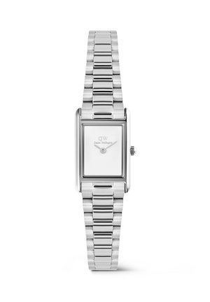 Prostokątny srebrny zegarek na nadgarstek z białą tarczą, srebrnymi wskazówkami godzinową i minutową oraz bransoletą z ogniw metalowych.