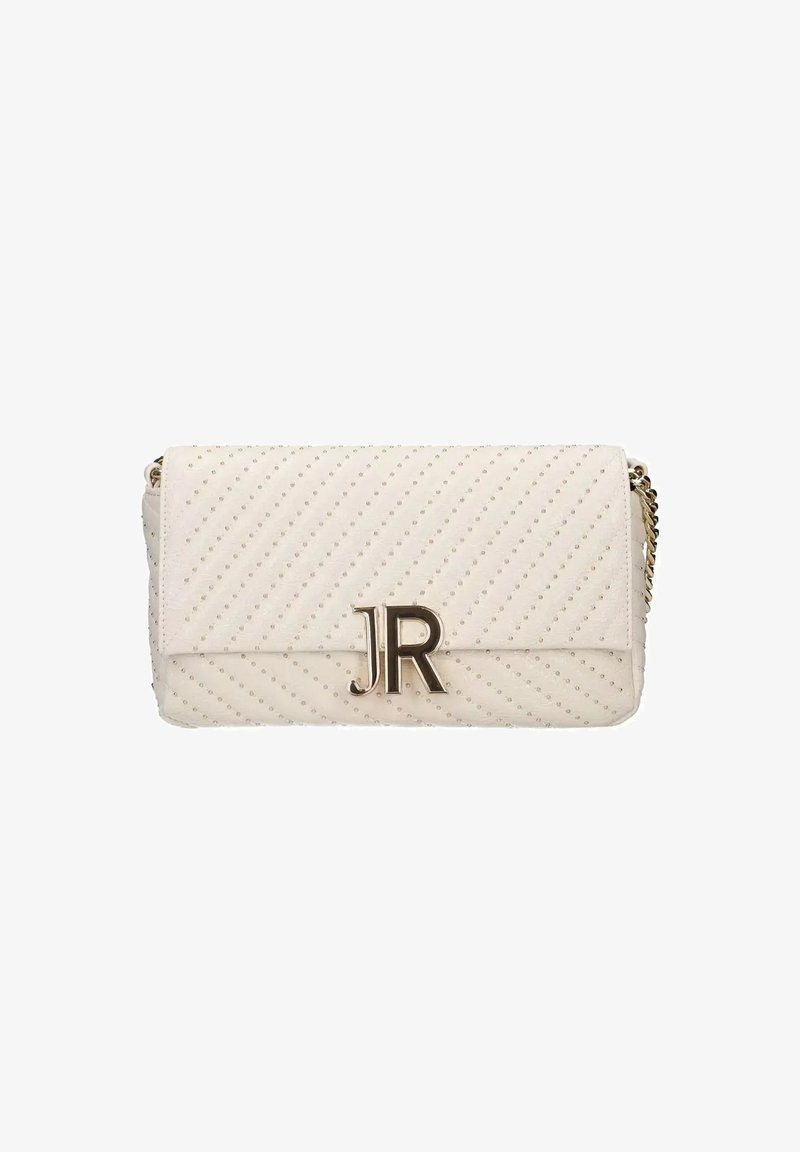 Bolso blanco acolchado con una cadena dorada, que presenta un logo en relieve "JR" en la parte frontal y acentos de puntos texturizados en todo su diseño.