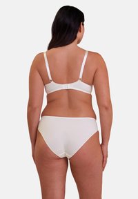 Ensemble de lingerie en coton blanc comprenant un soutien-gorge avec des bretelles réglables et une fermeture à crochet et à œil, associé à une culotte sans coutures assortie.