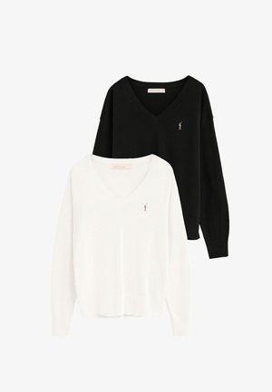 Dos suéteres de cuello en V, uno blanco y otro negro, cada uno con un pequeño logo de Polo Club en el lado izquierdo del pecho.