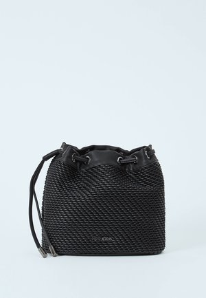 Schwarze, strukturierte Beuteltasche mit Kordelzugverschluss und "PEPE JEANS"-Logo auf der Vorderseite, vor einfarbigem, hellem Hintergrund.