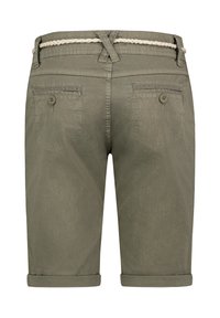 Olivgrüne Bermuda-Shorts aus weichem Stoff, mit einem geflochtenen Taillengürtel, umgeschlagenen Säumen und zwei hinteren Taschen mit Knopfverschlüssen.