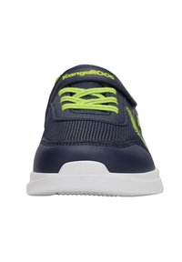 Marineblaue Sportschuh mit einer strukturierten Oberseite, grünen Schnürsenkeln und einer weißen Gummisohle. Verfügt über einen Riemen und eine Markenkennzeichnung auf der Zunge.