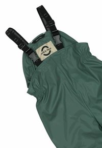 Grønne vandtætte overalls med justerbare sorte stropper, elastisk talje og et mærket patch foran. Glat, skinnende tekstur.