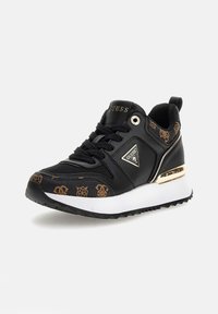Scarpa sportiva nera con stampa del logo marrone, realizzata in materiale rete e pelle, con dettagli dorati, una suola intermedia bianca e una suola esterna nera testurizzata.