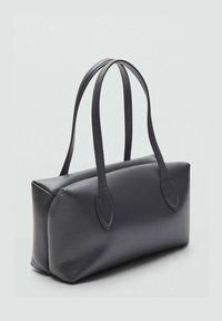 Borsa a mano rettangolare in pelle nera con due manici curved cuciti, texture liscia e senza hardware visibile né motivi.