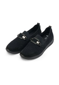 Schwarze Schuhe mit einem strukturierten Stoff-Obermaterial und glatten Akzenten, einem Riemen mit einer dekorativen Schnalle und einem runden Zehen-Design.