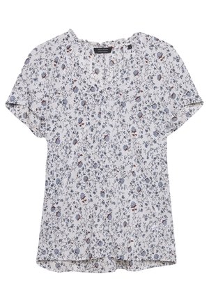 Blusa blanca de manga corta con estampado floral en azul y marrón, cuello con volantes y tejido ligero.