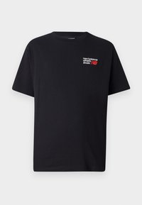 Czarny bawełniany t-shirt z okrągłym dekoltem, krótkimi rękawami oraz małym czerwono-białym logo na lewej piersi. Prosty, klasyczny design.