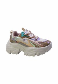 Baskets épaisses avec un schéma de couleurs métalliques dorées et pastel, une tige texturée, une semelle blanche et des accents réfléchissants avec un design superposé.