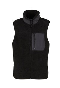 Czarna kamizelka polarowa z wysokim kołnierzem, pełnym zamkiem błyskawicznym z przodu oraz kontrastową, lekką kieszenią na lewej piersi. Miękka tekstura.