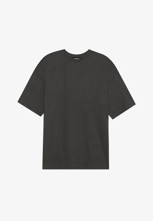 Camiseta de manga corta gris oscuro hecha de algodón suave, con cuello redondo y un ajuste suelto y relajado con bordes rectos.